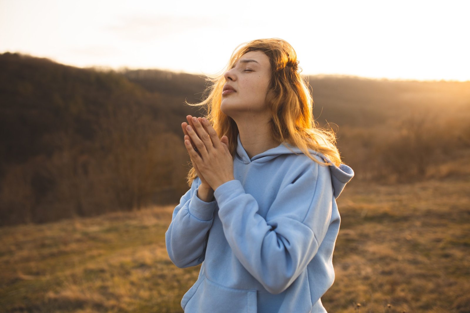 the-woman-is-praying-prayer-the-believing-woman-2022-03-30-05-29-27-utc