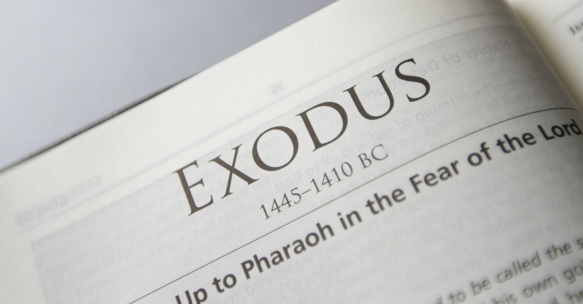 10453-bible-open-to-beginning-of-book-of-exodus-spa